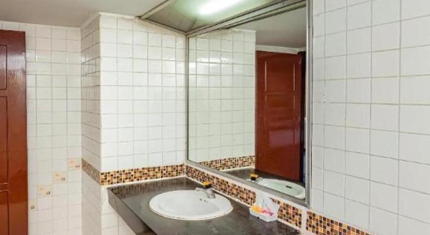 Oyo 441 Grand Thara Hotel Surat Thani Exterior foto